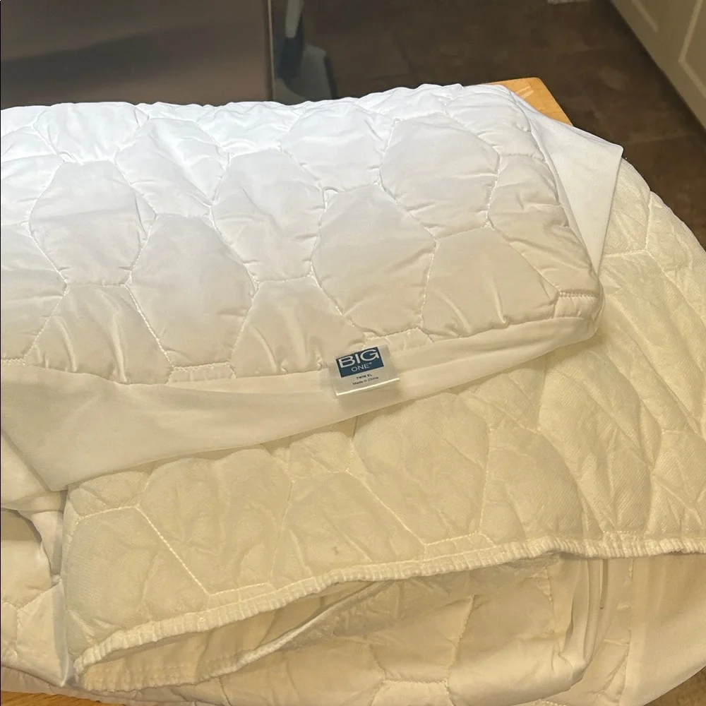 White XL Twin Quilted Mattress Protector